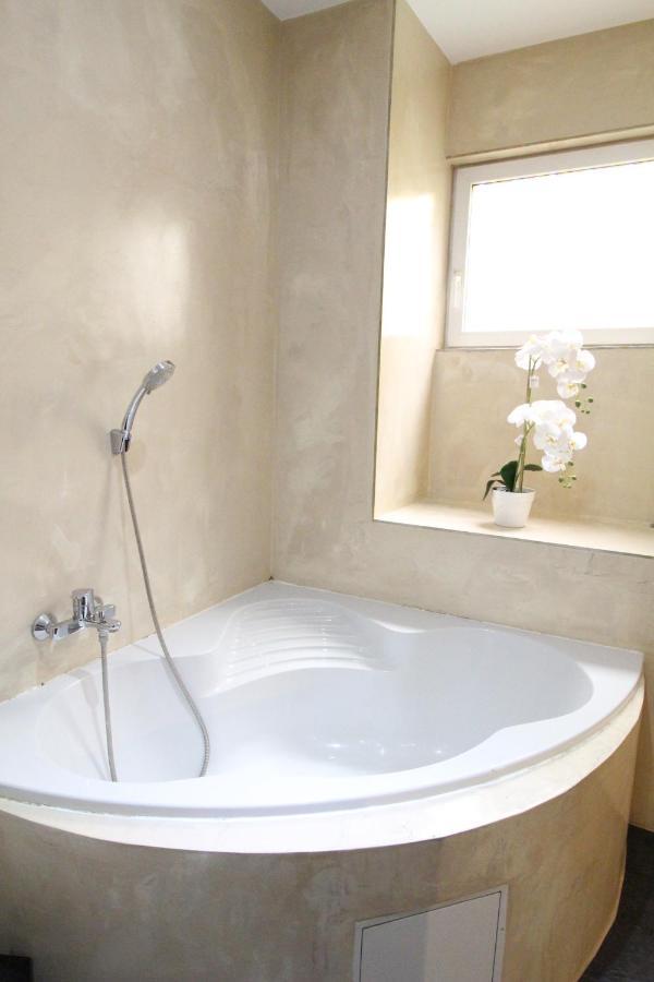 Private Triple Bedroom Rf1 Wina Bagian luar foto