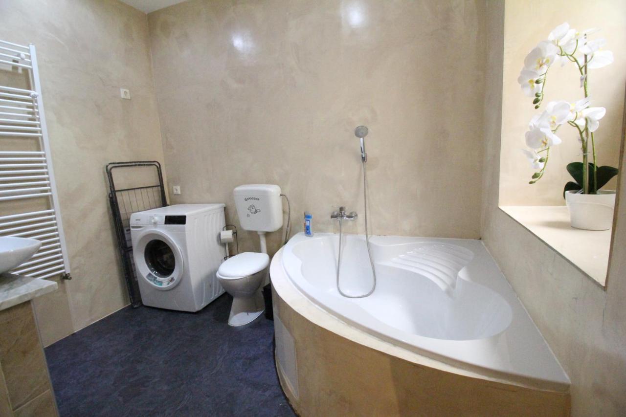 Private Triple Bedroom Rf1 Wina Bagian luar foto